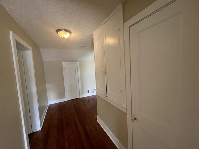 Building Photo - 3 Bedroom/1 Bath Home
