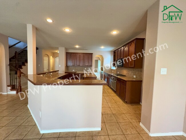 Building Photo - Elegant and Spacious 5-Bedroom Home for Lease in Fort Worth