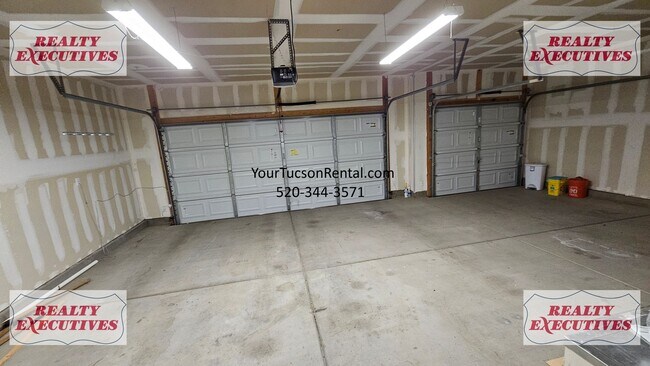 Building Photo - Wentworth Rd South - 4 Bedrooms 2.5 bathrooms, 3 car garage and large fenced yard