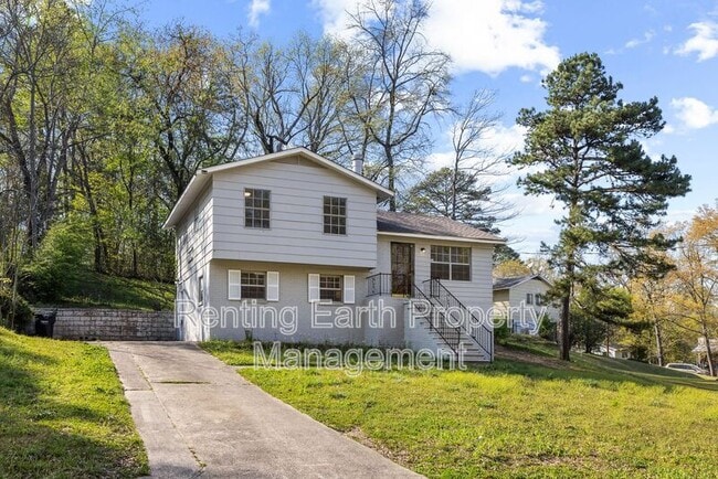 Building Photo - 2836 Creek Ln NE