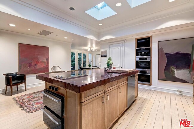 Building Photo - 2353 Bowmont Dr