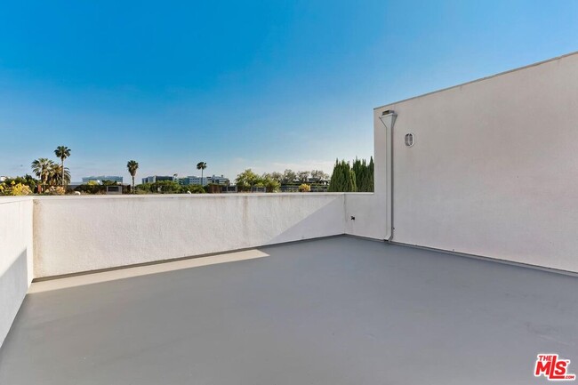 Building Photo - 614 Westmount Dr