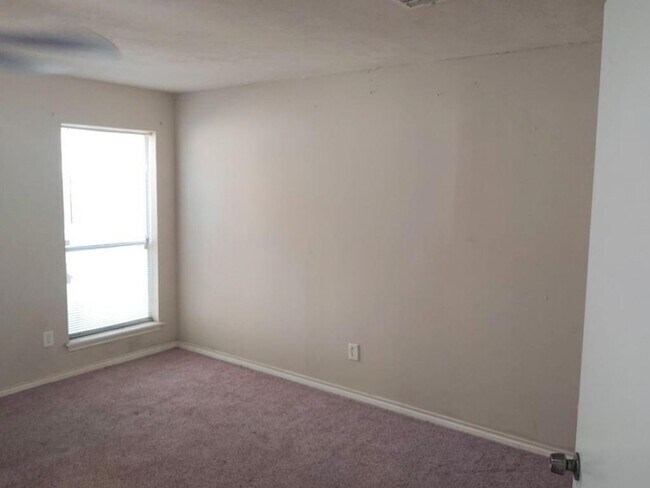 Building Photo - 14915 Oak Bluff Ct