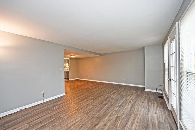 Building Photo - 920 Woodlyn Dr N