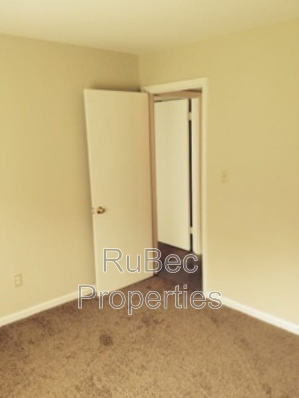 Building Photo - 702 Farmhurst Dr