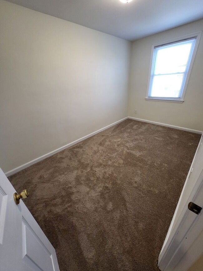 Building Photo - 3 Bed w/ Finished Basement