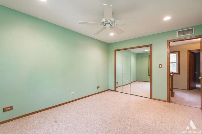 Building Photo - Beautiful Townhouse In Naperville