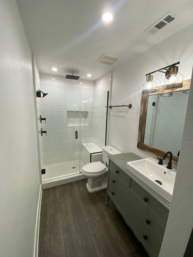 Building Photo - Must see! Conveniently located 3 bedroom with pets considered