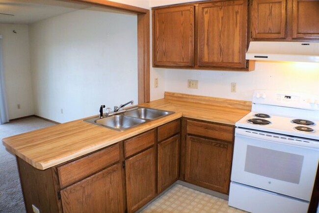 Building Photo - $1,100 | 2 Bedroom, 1 Bathroom Condo | Cat...