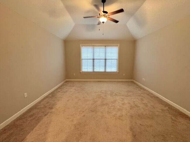 Building Photo - Available Now! Large 5BR 4 bath Executive Home in a great neighborhood!