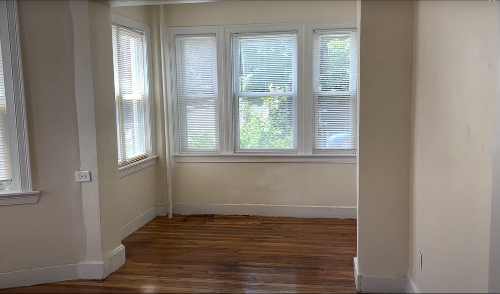 Building Photo - 245 Kelton St