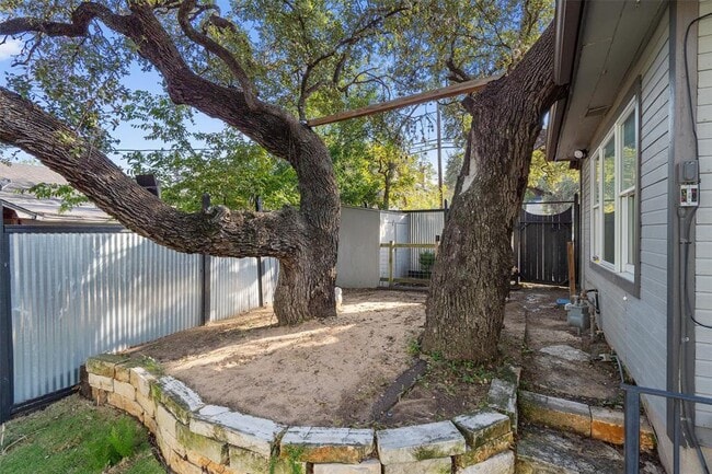 Building Photo - 400 E Monroe St