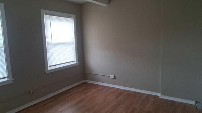 Building Photo - 244 E 92nd St