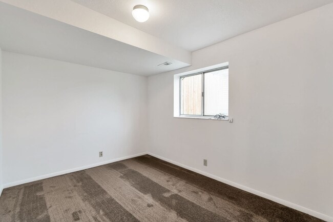 Building Photo - Spacious West Valley Duplex