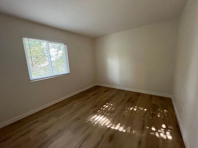 Building Photo - Condo for Rent in University City! 3 Bedro...