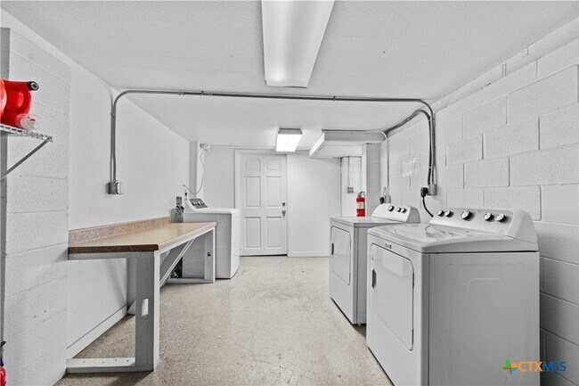 Building Photo - 527 W San Antonio St