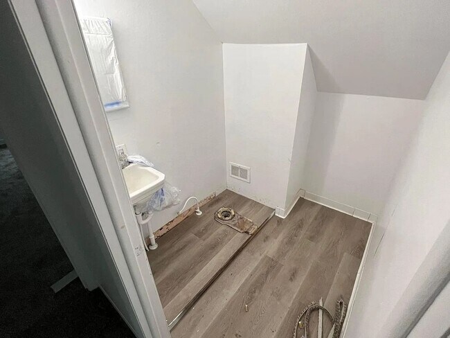 Building Photo - 4 Bedroom 1.5 bath house for rent