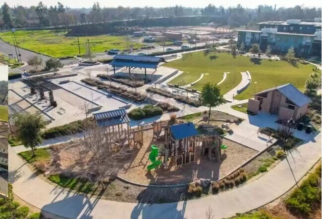 Building Photo - Nice 1 Bed 1 Bath upstairs apartment in the Cannery Neighborhood