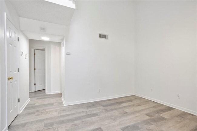 Building Photo - 6714 Lakewood Dr