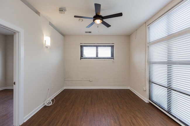 Building Photo - MacTavish Flats