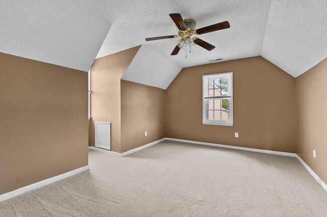 Building Photo - Welcome to your Perfect Home:  3BD, Hardwo...