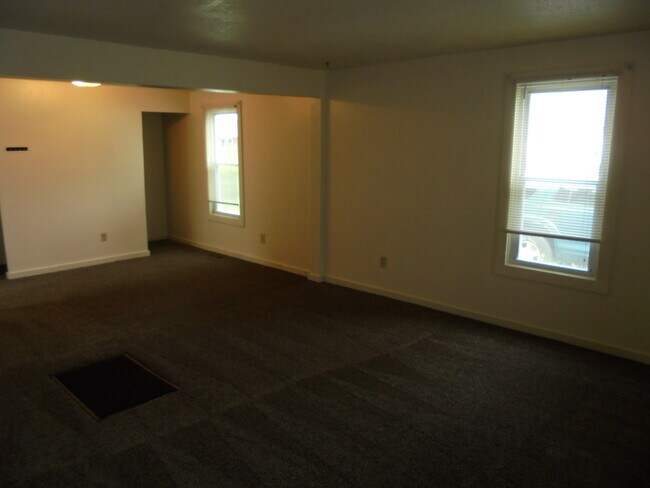 Building Photo - 605 2nd St