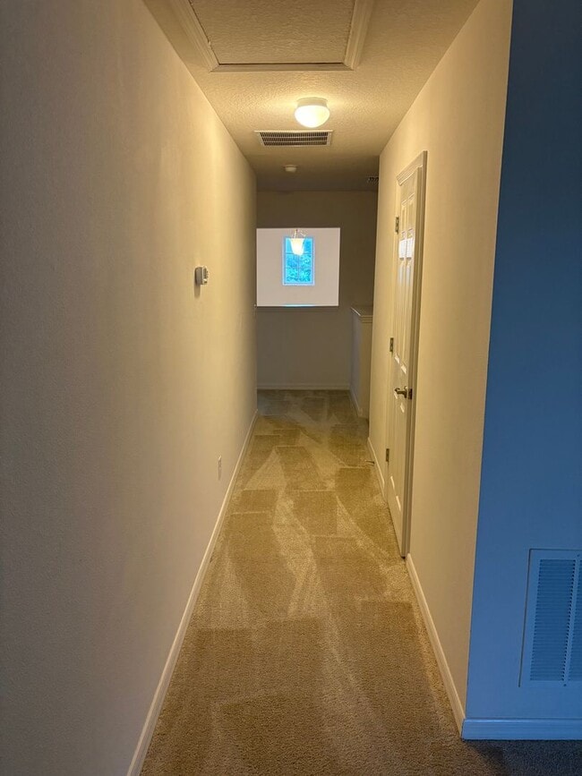 Building Photo - IMMEDIATE OCCUPANCY !!! LARGE// 5 Bedroom ...