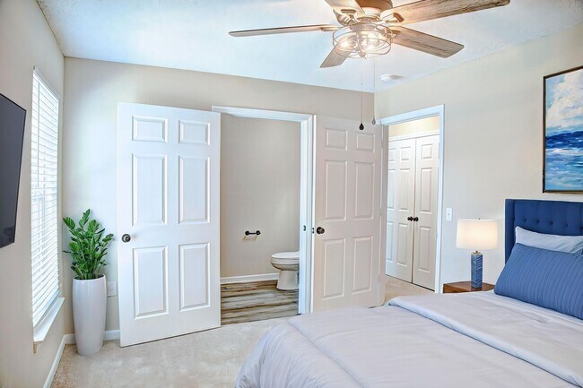 Building Photo - Who doesn't love  high speed internet, cable, water, sewer, trash & pest control included with th...
