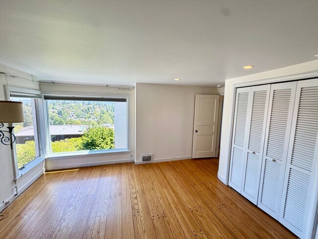 Building Photo - Hawthorne Hills Home