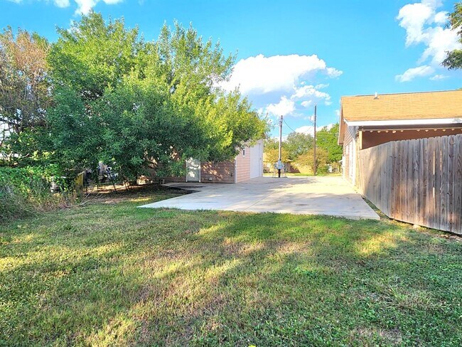 Building Photo - 6 Sunflower Cir
