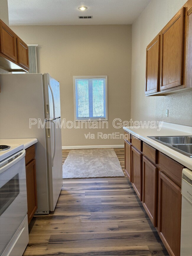 Building Photo - 131 Primrose Dr