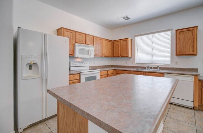 Building Photo - 4836 S Summit Ct