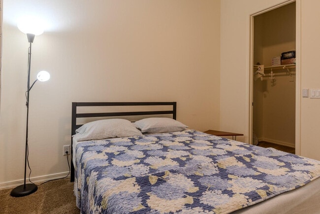 Building Photo - 1064 S Sunset Dr