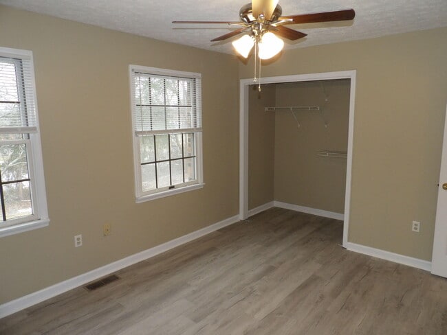 Building Photo - 244 Meadowview Dr