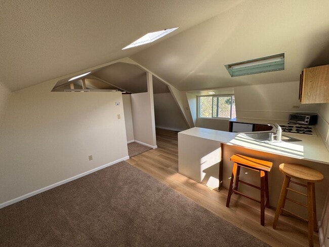 Building Photo - 1590 Solomon Rd