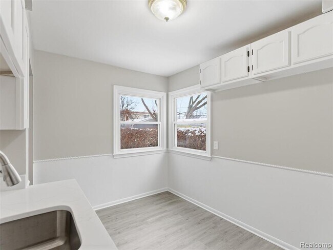 Building Photo - 108 W Kalama Ave