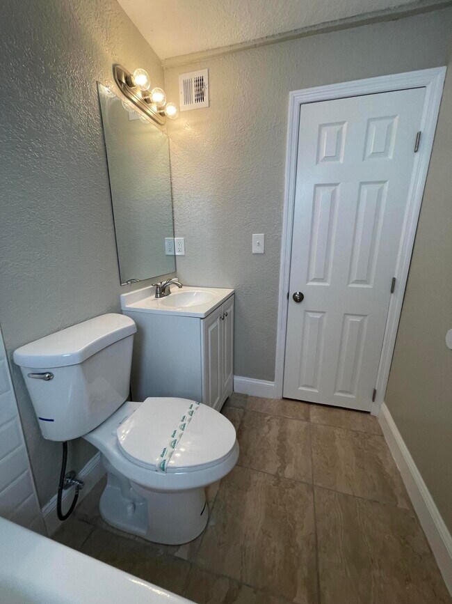 Building Photo - 2504 Wilkens Ave