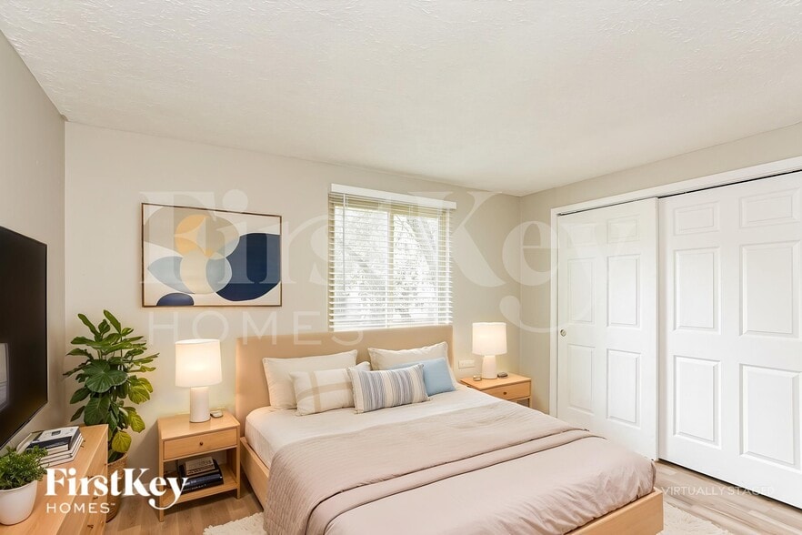 Building Photo - 910 Woodlark Dr
