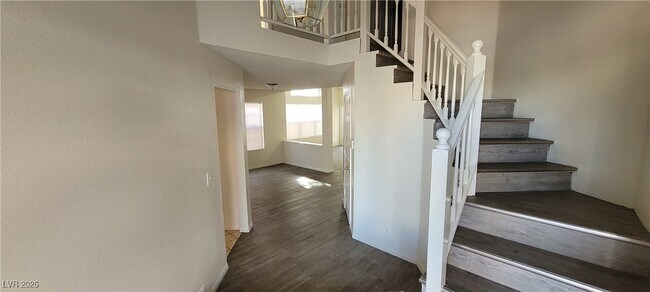 Building Photo - 6561 Avon Ct