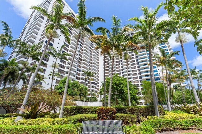 Building Photo - 2500 Parkview Dr
