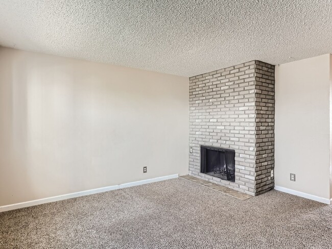 Building Photo - COMING IN MAY!!! Spacious 3 Bedroom 2.5 Ba...