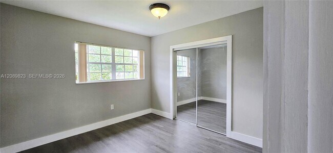 Building Photo - 580 W 34th Pl