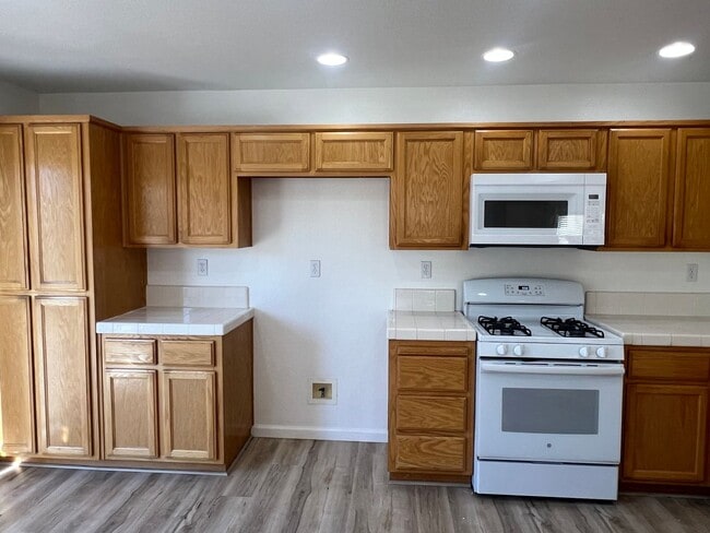 Building Photo - GORGEOUS 3 BEDROOM IN E. ROSEVILLE GATED COMMUNITY!!