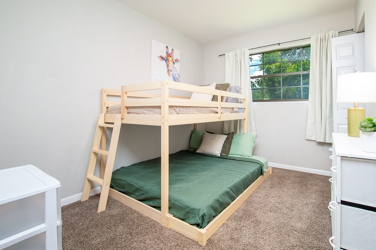 Building Photo - 2233 La Valle Dr