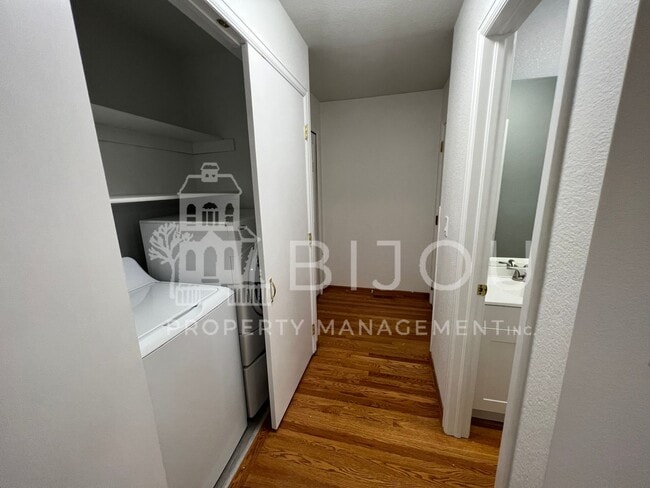 Building Photo - Spacious Rockrimmon Townhome