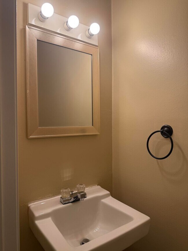 Building Photo - 3 Bedroom/2.5 bath Townhome Located on Bloomington's Southside - Available April 2026!