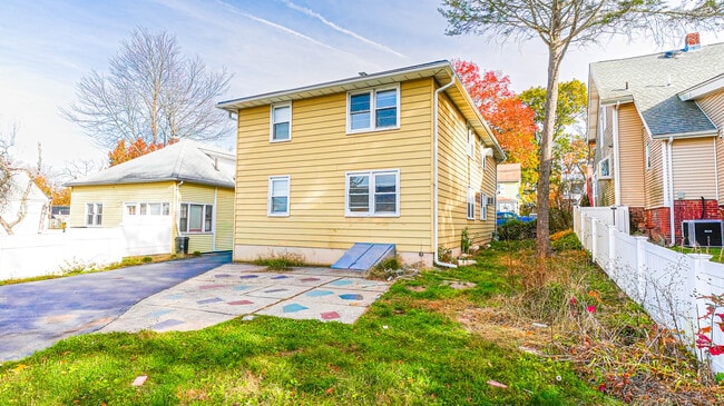 Building Photo - 46 Millis St