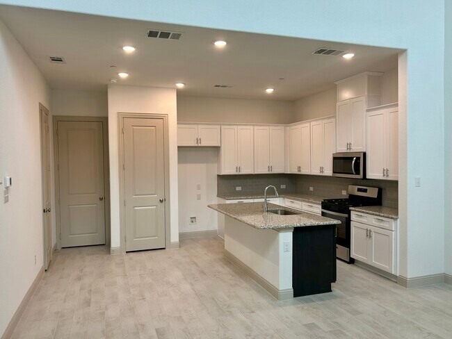 Building Photo - 4165 Shavano Dr