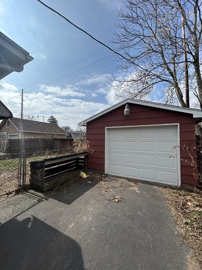 Building Photo - 455 Peart Ave