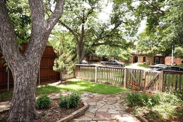 Building Photo - 2212 Tree House Ln